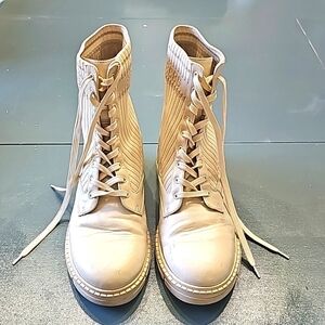 9BCBG women cloth and leather boots, cream color. Lace up. Hiking, 7…ste…